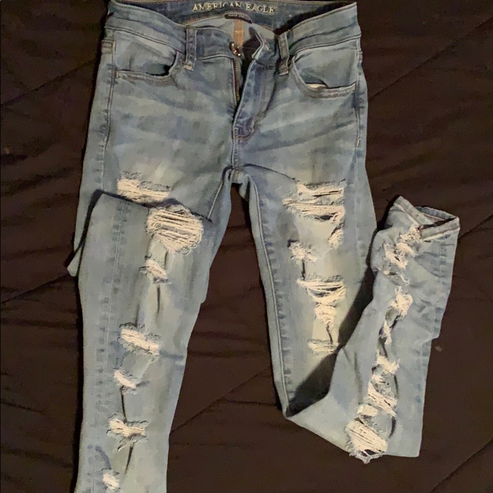 AMERICAN EAGLE HOLELY JEANS.